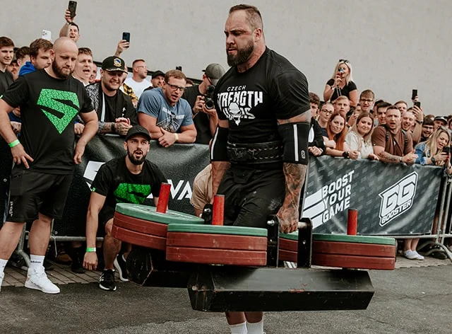 Anabolic Horse (Jan Krasinský) carries heavy weights in the Swaglift Day outdoor arena